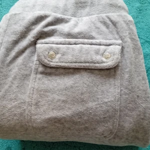 Gråa Juicy byxor  - Hej!säljer ett par Juicy couture byxor.Säljer för att dom har blivit för små på mig.ST:15-16 år men passar som M jag är 170cm lång, är inte korta på mig, har lite fläckar nere vid kanten men inget som syns, är använda cirka 5 gånger dm för flera bilder🌺!!