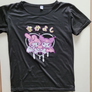 Kuromi och Melody t-shirt. - Använd men i bra skick. Tyget är lite syntetiskt men skön qtt ha på sig ändå. 