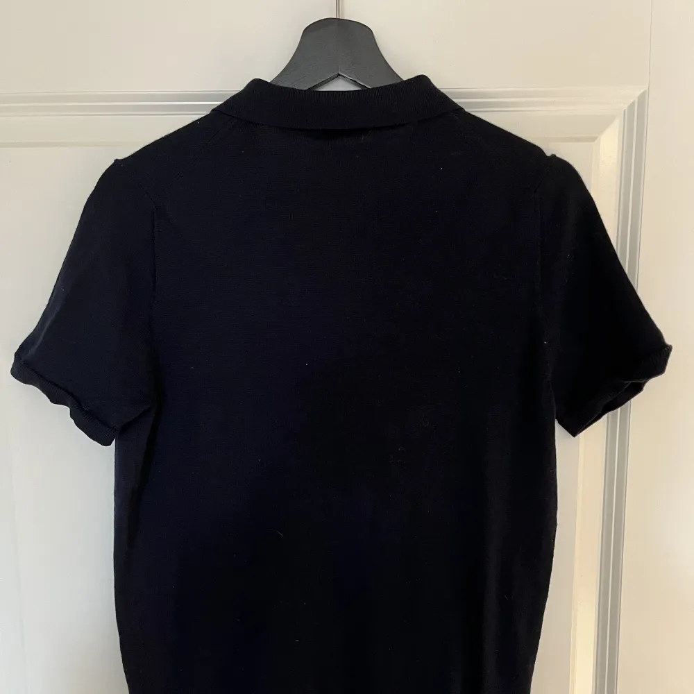 Riktigt snygg marinblå piké i storlek M, finns inga defekter på tröjan, skulle säga att den ganska slim i passformen. T-shirts.