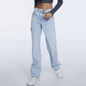 Blåa Lågmidjade jeans - Säljer ett par helt nya blåa jeans med prislappen kvar då jag köpte i fel storlek. Super snygga nu till våren med perfekt färg och passform!!💖Köparen står för frakten 