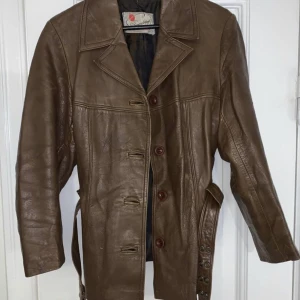 Skinnjacka - Äkta skinnjacka, brun, i storlek S. Jättefin med bälte. Jag har dock 2 andra skinnjackor så säljer denna.