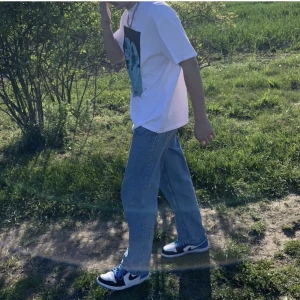 Weekday T-Shirt med Tryck - Hej! Garderoben ska rensas därför säljer jag nu min Weekday T-Shirt i storlek L knappt använt 