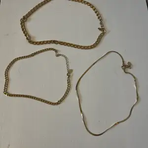 Ett set på tre halsband från zara, nypris var 175. Nyskick då dom bara har legat o skrotat i min låda. Det är inte riktigt guld ❌Säljs ej separat❌