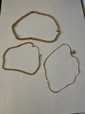 Halsband set - Ett set på tre halsband från zara, nypris var 175. Nyskick då dom bara har legat o skrotat i min låda. Det är inte riktigt guld ❌Säljs ej separat❌