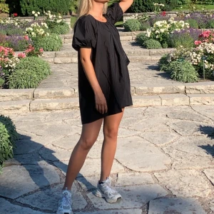 Sommar klänning  - Svart klänning från Bikbok som e öppen i ryggen❤️