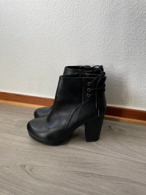 Svarta klackskor  - Svarta klackskor på 9cm Storlek 39!