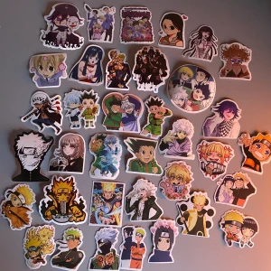 Anime klistermärken  - (TRYCK INTE PÅ KÖP NU!!) blandade anime klistermärken, 7kr/styck, 5 stycken för 30kr eller 10 stycken för 55kr :) 15kr frakt 