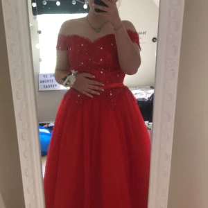 Röd balklänning - Röd balklänning köpt i andra hand,  kommer från Jj’s house. Skräddarsydd efter mig (jag är 162 cm). Dragkedja och bh knäppe i ryggen. Osäker på exakta strl, men möjligt L  🐈 finns i hemmet Finns ute på fler sidor!