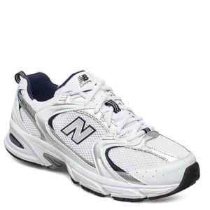 New Balance skor  - Säljer mina mörkblå New Balance skor på grund av att dom är för små.  Bara använda 2-3 gånger så är som nya. Köpta för 1200 kr, säljer för 1000 kr + frakt.  Små i storleken!  