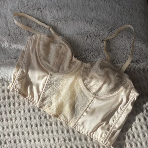 Korsett linne/bralett - En så fin bralett/kosrsettopp i en beige färg😍 helt oanvänd och säljer pga att den inte passar. Den är xs men är lite större runt om och mindre i kupan