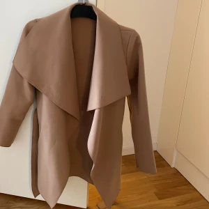 Kappa - En elegant och stilren kappa/ trenchcoat. Storlek S/M. Perfekt till våren/hösten. Köptes på salt 
