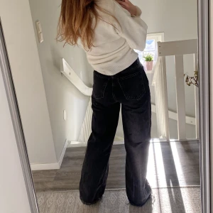 Svart/gråa jeans - Säljer mina jeans med vida ben, har dessutom klippt upp i längden!💕