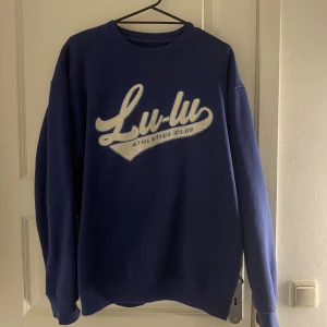 Sweatshirt  - SNYGGASTE sweatshirten från Pull&bear gör ont i mig att sälja den men behöver plats i garderoben. Super skön och sparsamt använd🤩