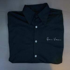 Stilren Gianni Versace skjorta, skriv dm för mer frågor eller bilder  För Referens är jag 195 å väger 90kg