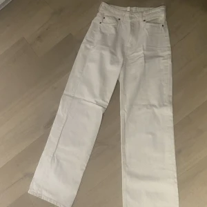 Vita jeans  - Snygga jeans. Tyvärr blivit för korta🫡 Är 171cm och går precis till ankeln på mig