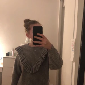 Fin stickad tröja🤍 - Jag säljer denhär stickade tröjan från kappahl för den kommer inte till användning. den är storlek 146-152 men jag är storlek 168- 170 och den funkar. Inga defekter. Pris kan diskuteras. Köp ej direkt utan skriv till mig istället🤍