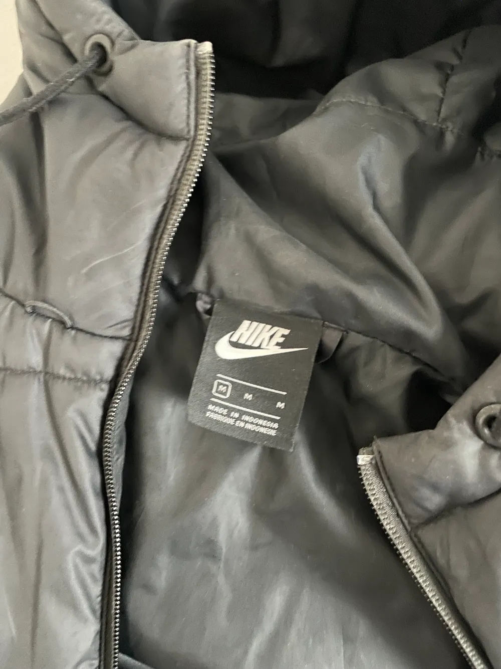 Säljer denna Nike jackan jag inre använder längre! Den är knappt använd och är i nyskick! Passar till både vinter och vår, den är jättefin!🤍 . Jackor.