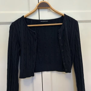 Brandy Melville cardigain/ kofta  - säljer en mörkblå stickad kofta från brandy melville. Inga fläckar eller repor och i fint skick. Kontakta mig om några frågor