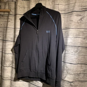 Hugo boss kofta  - Säljer min Hugo boss kofta i bra skick som är andvänt sparsamt, köpt på zalando om jag inte minns fel. Den är bra i storleken och sitter som M, är inte så tjock utan väldigt tunn. 