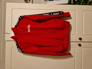 Hoodrich hoodie - Hoodie säljer pågrund av att den inte används så mycket längre, köpt på jd sports för 650kr. Pris går att diskutera 