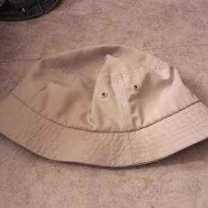Silvrig bucket hat med reflex funktion 
