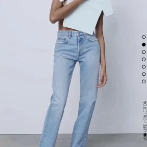 Zara jeans - Mid-waist i nyskick och uppsprättade nedtill