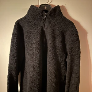 Svart lurvig sweatshirt - Svart lurvig sweatshirt från NAKD.🖤