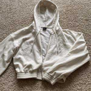 En vit zip-up hoodie från Gina Tricot. Väldigt bra skick, har inte blivit använd ofta, enbart ett par fåtal gånger. Storlek XS. 