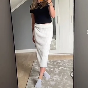 Vit långkjol - Superfin ribbad vit kjol med slits! 💕💕💕