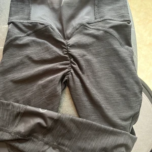 Gavelo träningstights  - Tights med scrunch från gavelo.  Endast testade, så helt nya.  XS