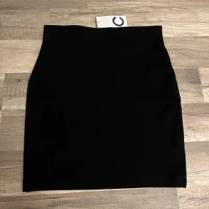 Svart kjol - Svart kort kjol skriv för bilder på