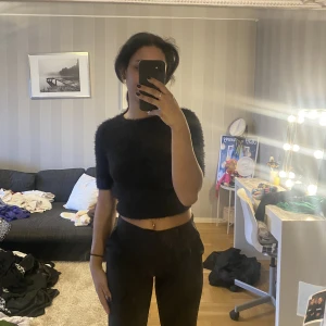 Öppenrygg tröja från NA-KD - Jättefin kortärmad tröja från NA-KD, använd ett fåtal gånger. Det är fluffigt material och den är öppen i ryggen! 