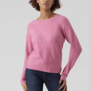 Vero Moda stickad tröja - Säljer denna fina rosa stickade tröjan från Vero Moda!🎀 Nypris (249kr) köparen står för frakten!