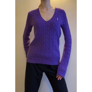 Polo Ralph Lauren tröja - V-ringad kabelstickad tröja från Ralph Lauren. Jättebra skick. Passar xs-m.💜