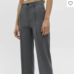 Kostymbyxor  - Kostymbyxor från pull&bear i nyskick då jag inte kände mig bekväm i gråa. Storlek M! Nypris är 299kr