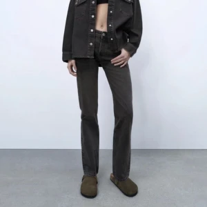 zara jeans - slutsålda gråa jeans från zara💘 