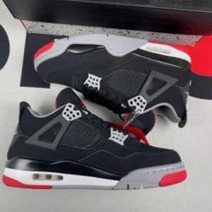 Jordan 4 Retro Chicago bred - Nya fina för 1300 skriv om ni är intresserade