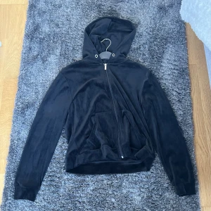 Gosig tröja från Gina tricot - Säljer denna tröja från ginatricot, i storlek M💘 Köpte för några år sedan, men använder aldrig längre så därför säljer jag den👌🏽 Den är i super fint skick och jätte gosig💕