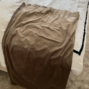Gardiner  - Säljer två sammets gardiner i nougat brun har en champagne färg i sig så dem är inte super mörka extremt fina!   Längden är 250 Dem finns kvar på Hemtex hemsida bara söka sammetsgardin (dock inte färgen är kvar)   Nypris 499kr st  Jag säljer båda för 450
