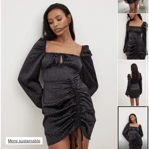 Spring blossoms klänning - Säljer denna helt slutsålda klänning från NA-KD Spring Blossoms kollektion. Helt oanvänd med lapp kvar. Storlek 38 men liten i storlek så mer en 36. 🌸Nypris 599 kr