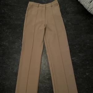 Kostymbyxor - Oanvända. Jätte sköna! Köpta för 599:- säljer då de inte passar mig:)