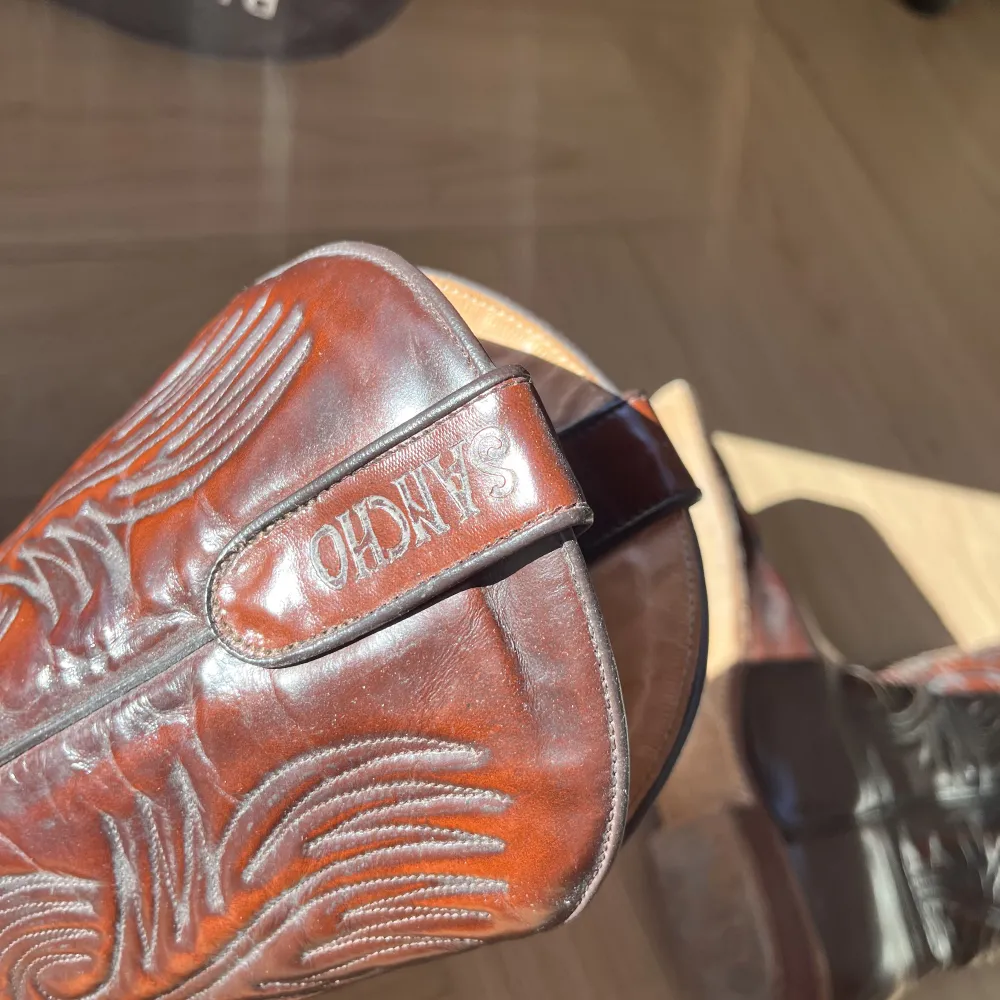 Bruna lackade cowboy boots som är för stora. Bilderna visar de lite dammiga, då de inte används sedan sommaren men kommer tvätta de innan köp. ☀️Priset kan diskuteras vid snabbt köp! ☺️. Skor.