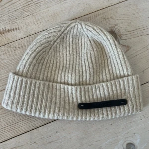 Mössa Whyred  - Knappt använd mössa i ull, märks whyred 