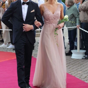 Balklänning  - Säljer nu min underbara balklänning i en champagne rosa färg från förra årets studentbal✨ den e i fint skick 💕 pris kan diskuteras! Jag e 176 och hade inte klackar under bilderna!  Klänningens midjemått är ungefär 66cm