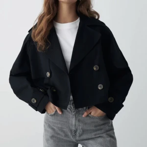 Trenchcoat  - Helt oanvänd med lappar kvar, storlek M. Säljer pga att returtiden gick ut 🤓