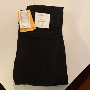 Nya jeans HM - Jeans m prislapp kvar. Inköpt Jan 2023