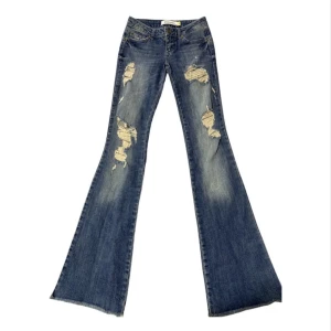 Jeans  - Hej jag säljer dessa jeans för att de är för små. De är köpta second hand på Vestiaire collective. Super snygga och low Waits 