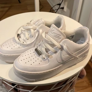 Air forces  - Säljer dessa eftersom höga air forces eftersom jag inte för användning för dem , använda 1 gång och sen dess bara stått i min garderob , pris kan diskuteras 🫶