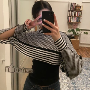 Långärmad randig tröja - Cropped randig tröja med hål i vid armarna. Har aldrig använt och det är jättefint material. Passar typ alla storlekar 