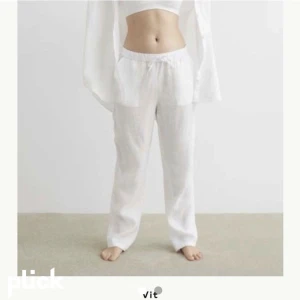 Linnebyxor - Säljer dessa superfina lågmidjade linnebyxor från hm då de ej kommer till användning. Endast använda 2 gånger då jag ej tyckte de satt bra på mig. Köptes förra sommaren. De ör i storlek m men passar mig bra som har xs då de är små i storleken!